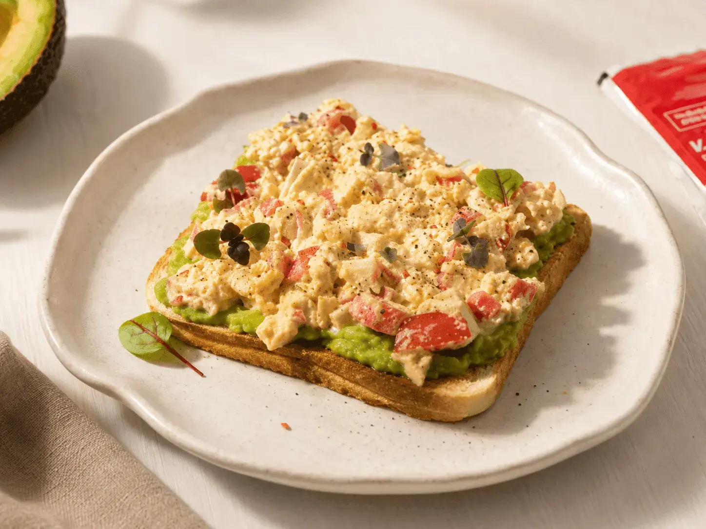Toast cu avocado și surimi